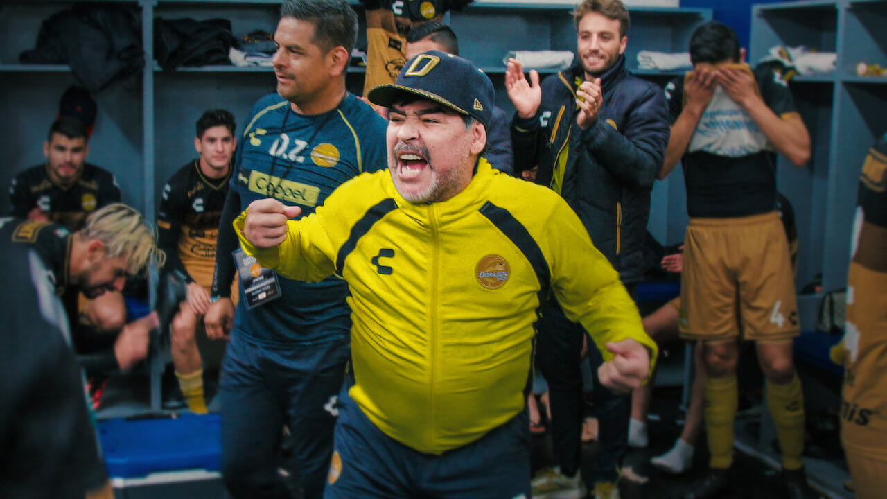 Potret Maradona di ruang peserta sedang memberi semangat kepada tim sepak bola